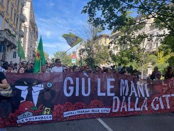 Leoncavallo in 20mila al corteo uova e petardi contro la prefettura blitz al monumento ai caduti Leoncavallo in 20mila al corteo uova e petardi contro la prefettura blitz al monumento ai caduti