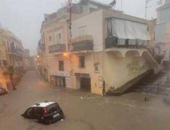 Maltempo da nord a sud a Monza salvate mamma e figlia intrappolate in casa. Nubifragio su Ischia evacuata una scuola