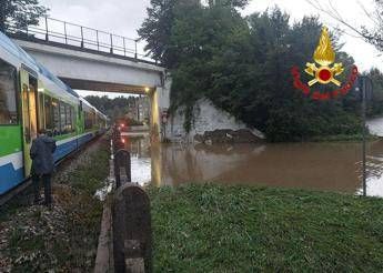 Maltempo tragedia sfiorata in Lombardia. Si apre voragine nel Lecchese treno bloccato a pochi metri