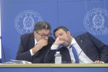 Manovra obiettivo Giorgetti taglio tasse. Salvini torna a punzecchiare le banche