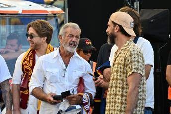 Mel Gibson tifa Roma la star allOlimpico con sciarpa giallorossa Mel Gibson tifa Roma la star allOlimpico con sciarpa giallorossa