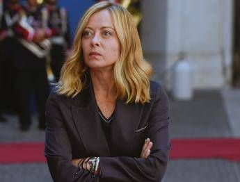 Meloni sul palco di Fenix Non siete Gioventu meloniana ragionate con la vostra testa Meloni sul palco di Fenix Non siete Gioventu meloniana ragionate con la vostra testa