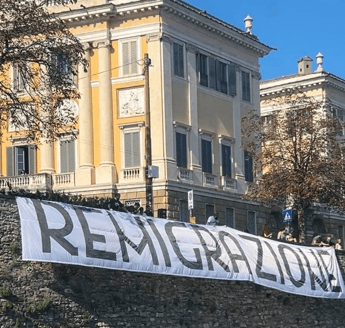 Migranti Remigrazione striscione di 30 metri a Bergamo Migranti Remigrazione striscione di 30 metri a Bergamo