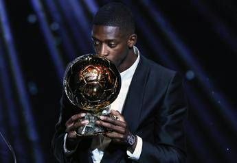 Pallone dOro a Dembele Messi e Giroud si congratulano. Poi arriva. Sinner