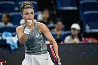 Paolini che rimonta a Wuhan batte Yuan e raggiunge gli ottavi