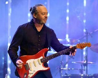Papa a 64 anni la rock star anni 80 da il benvenuto al suo terzo figlio