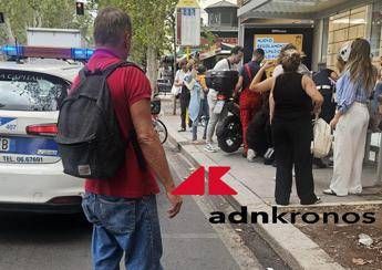 Paura vicino alla sinagoga di Roma una moto si schianta sulla pensilina del bus ferita unanziana