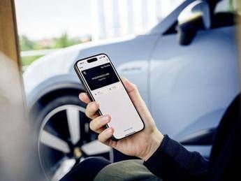 Porsche Macan elettrica piu tecnologia comfort e assistenza intelligente