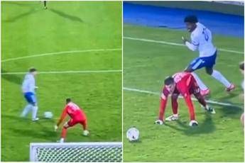 Portiere prova dribbling attaccante centra un compagno sulla linea disastri in Repubblica Ceca