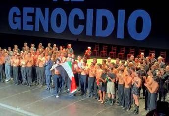 Roberto Bolle sul palco con bandiera Palestina il messaggio per Gaza