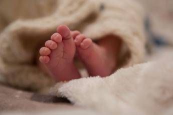 Roma bimbo 4 mesi trovato privo di sensi dai genitori muore allarrivo in ospedale