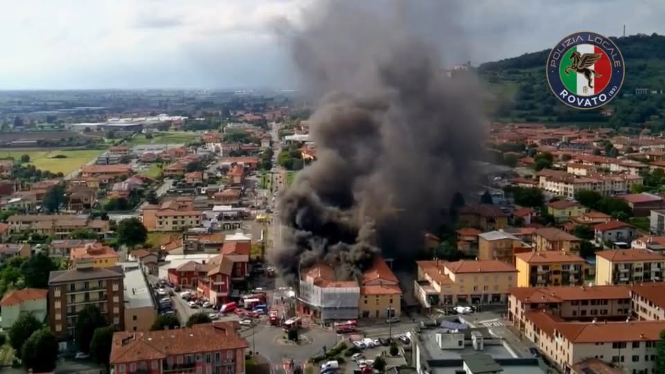 Rovato incendio in centro edificio inagibile scuole chiuse ma nessun ferito