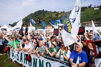 Salvini accende Pontida Mai i nostri figli a morire in Ucraina. Omaggio a Bossi e citazione di Berlusconi Salvini accende Pontida Mai i nostri figli a morire in Ucraina. Omaggio a Bossi e citazione di Berlusconi