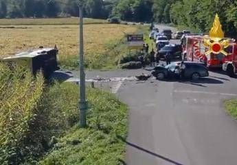Scontro tra auto e scuolabus con 30 bambini a bordo 5 feriti Scontro tra auto e scuolabus con 30 bambini a bordo 5 feriti