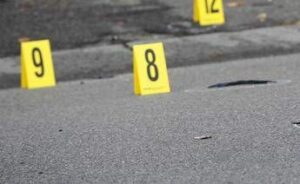 Spara tre volte contro la palazzina di fronte poi si toglie la vita