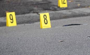 Spara tre volte contro la palazzina di fronte poi si toglie la vita