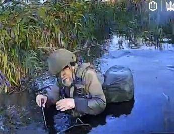 Ucraina Russia la foto del soldato col bastone Putin manda anziani in guerra