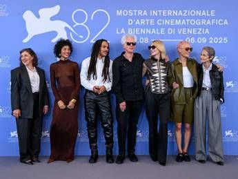 Venezia 82 Leone doro a Jim Jarmusch. Per lItalia premiati Rosi e Servillo Venezia 82 Leone doro a Jim Jarmusch. Per lItalia premiati Rosi e Servillo
