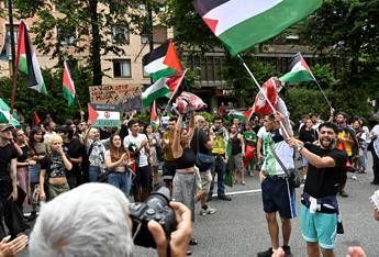Vuelta lundicesima tappa finisce in anticipo per proteste pro pal cose successo