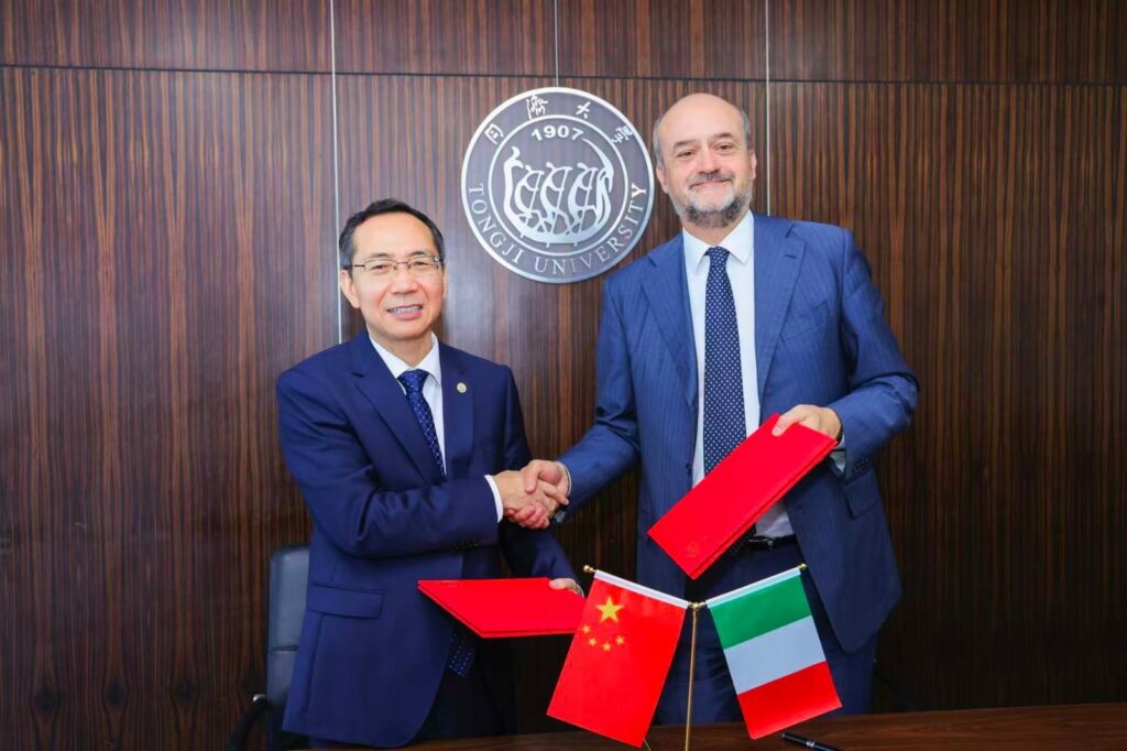 01 Il rettore sergio Cavalieri con ZHENG Qinghua President Tongji University 01 Il rettore sergio Cavalieri con ZHENG Qinghua President Tongji University