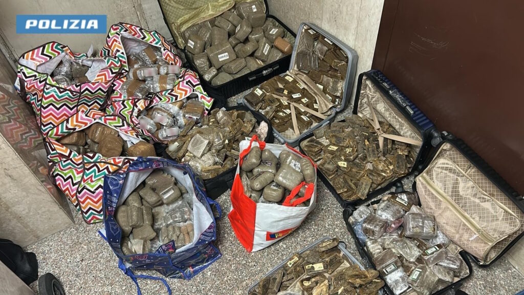 20251018 foto mobile due arresti 220 kg hashish 20251018 foto mobile due arresti 220 kg hashish