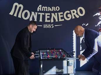 Amaro Montenegro celebra lamicizia Spalletti e Totti insieme nel nuovo spot Amaro Montenegro celebra lamicizia Spalletti e Totti insieme nel nuovo spot