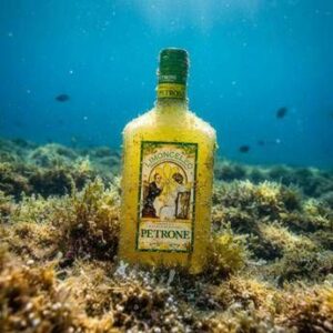 Arriva il limoncello sottomarino Antica Distilleria Petrone sperimenta laffinamento in acqua