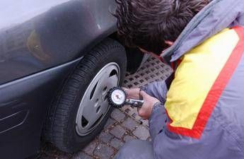 Auto scatta il cambio gomme invernali 2025 ma occhio al fai da te