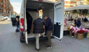 Blitz polizia locale al mercato del Quadraro di Roma 2400 articoli sequestrati e sanzioni per 15mila euro