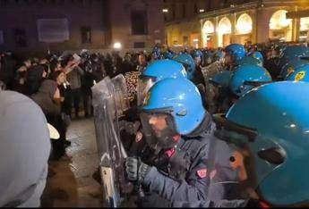 Bologna tensione durante manifestazione Giovani Palestinesi idranti e cariche della Polizia Bologna tensione durante manifestazione Giovani Palestinesi idranti e cariche della Polizia