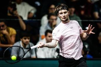 Bublik nervi tesi a Parigi batte Popyrin e non gli stringe la mano Bublik nervi tesi a Parigi batte Popyrin e non gli stringe la mano