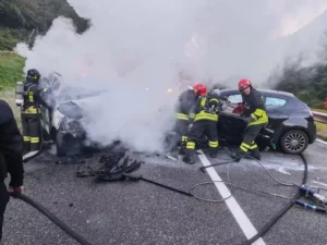 Casnigo frontale sulla statale due morti e un ferito grave. Indagato per omicidio stradale un 19enne di Ponte Nossa