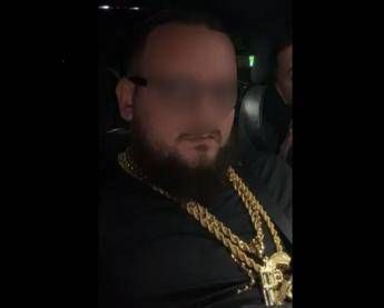 Catene doro ciondoli con pistola Toto Riina i post social del presunto killer di Palermo
