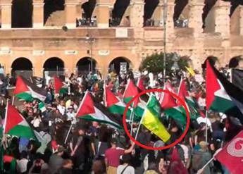 Corteo pro Pal a Roma spuntano le bandiere di Hamas e Hezbollah