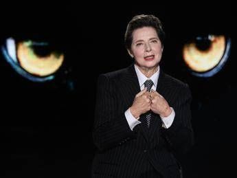 Dallo stupro subito a 16 anni fino ai debiti del padre Isabella Rossellini si racconta a Belve Dallo stupro subito a 16 anni fino ai debiti del padre Isabella Rossellini si racconta a Belve