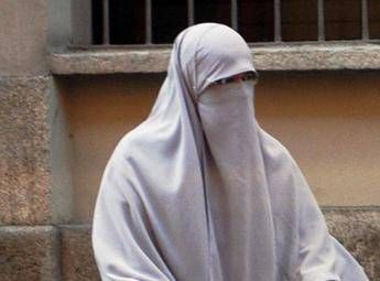 Divieto di velo integrale nei luoghi pubblici e pene piu dure per i matrimoni combinati la proposta di Fdl