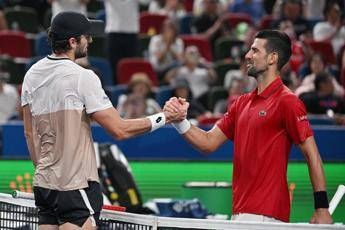 Djokovic si complimenta Vacherot lo supplica Non ritirarti Djokovic si complimenta Vacherot lo supplica Non ritirarti