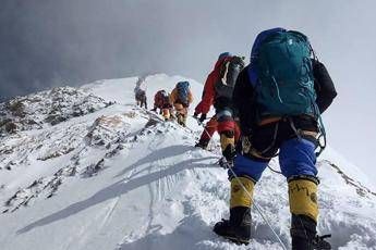 Everest un morto e oltre 200 alpinisti ancora bloccati da bufera di neve