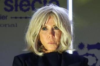 Fake news sul sesso di Brigitte Macron 10 condannati per cyberbullismo
