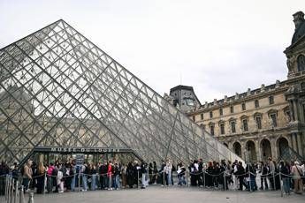 Furto al Louvre le ipotesi sul gruppo di ladri Piu di 4 nessuna evidenza di un complice nel museo Furto al Louvre le ipotesi sul gruppo di ladri Piu di 4 nessuna evidenza di un complice nel museo