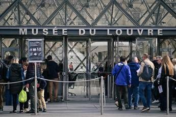 Furto dei gioielli della corona al Louvre fermati due sospetti Furto dei gioielli della corona al Louvre fermati due sospetti