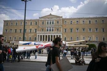 Grecia giornata lavorativa di 13 ore il Parlamento approva la legge Grecia giornata lavorativa di 13 ore il Parlamento approva la legge