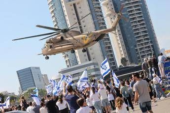 Hamas viola accordo e restituisce solo 4 corpi famiglie ostaggi accusano