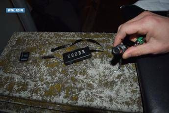 LAquila spiava gli affittuari con mini webcam nascoste nei bagni denunciato 56enne LAquila spiava gli affittuari con mini webcam nascoste nei bagni denunciato 56enne