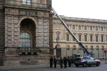 Louvre il furto da film in 7 minuti. Macron Recupereremo i gioielli Louvre, il furto da film in 7 minuti. Macron: “Recupereremo i gioielli”