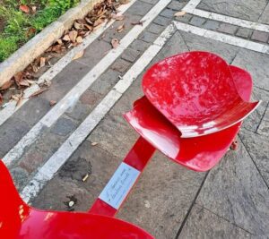 Lumezzane il mistero della panchina rossa risolto in mezzora grazie a un post del sindaco Lumezzane il mistero della panchina rossa risolto in mezzora grazie a un post del sindaco