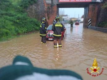 Maltempo in Toscana a Pistoia evacuata una scuola e salvate due persone intrappolate in auto Maltempo in Toscana a Pistoia evacuata una scuola e salvate due persone intrappolate in auto