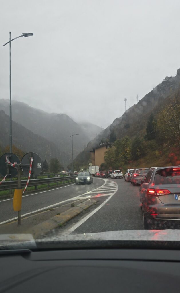 Mattinata di incidenti in Val Seriana moto contro auto sulla SS671 e cervo investito a Casnigo traffico in tilt