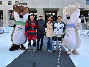 Milano le Olimpiadi arrivano in anticipo a due passi dal Duomo si gioca. a hockey