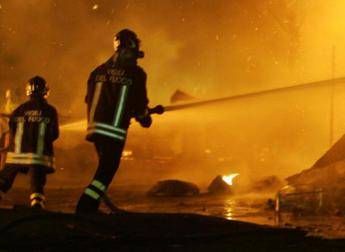 Napoli vasto incendio a Ponticelli. Il Comune Tenere chiuse porte e finestre Napoli vasto incendio a Ponticelli. Il Comune Tenere chiuse porte e finestre